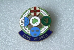 IRISH INDOOR BOWLING ASSOCIATION. ZONENSIEGER EMAILLE ABZEICHEN - Bild 1 von 2