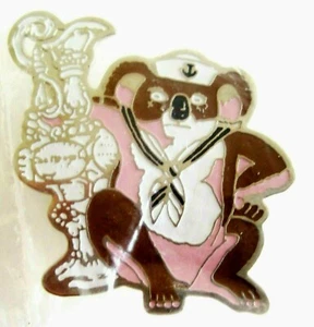 Lemur Tier mit Pokal goldfarbene Emaille Anstecknadel neuwertig verpackt  - Bild 1 von 2