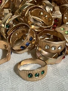 VTG GUMBALL MACHINE GOLD/SILVER TONE "JEWELED" METAL ADJUSTABLE BAND RINGS X 75 - Picture 1 of 6