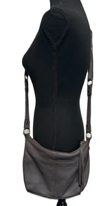 Cartera de hombro hobo con tachuelas de cuero suave gris The Sak Silverlake - Imagen 1 de 20