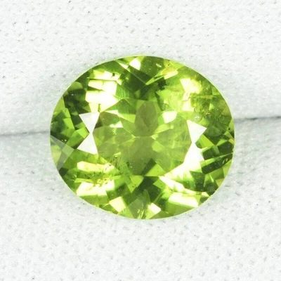 2.90 ct TOP LUSTROUS  NICE GREEN  NATURAL PERIDOT Gems - Oval See Vdo ED - Image 1 of 2