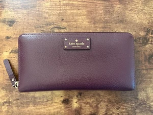 Kate Spade Grove Street Neda Damen-Geldbörse mit umlaufendem Reißverschluss Pflaume/Burgund - Bild 1 von 13