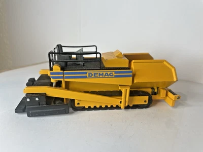 Vehículo de construcción NZG 231 Demag Paver naranja acabado de carreteras 1:50 sin embalaje original Foto 1 de 4