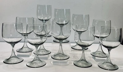 Copas de vino gris ahumado sopladas a mano firmadas y fechadas 2007 - Juego de 11  Foto 1 de 4