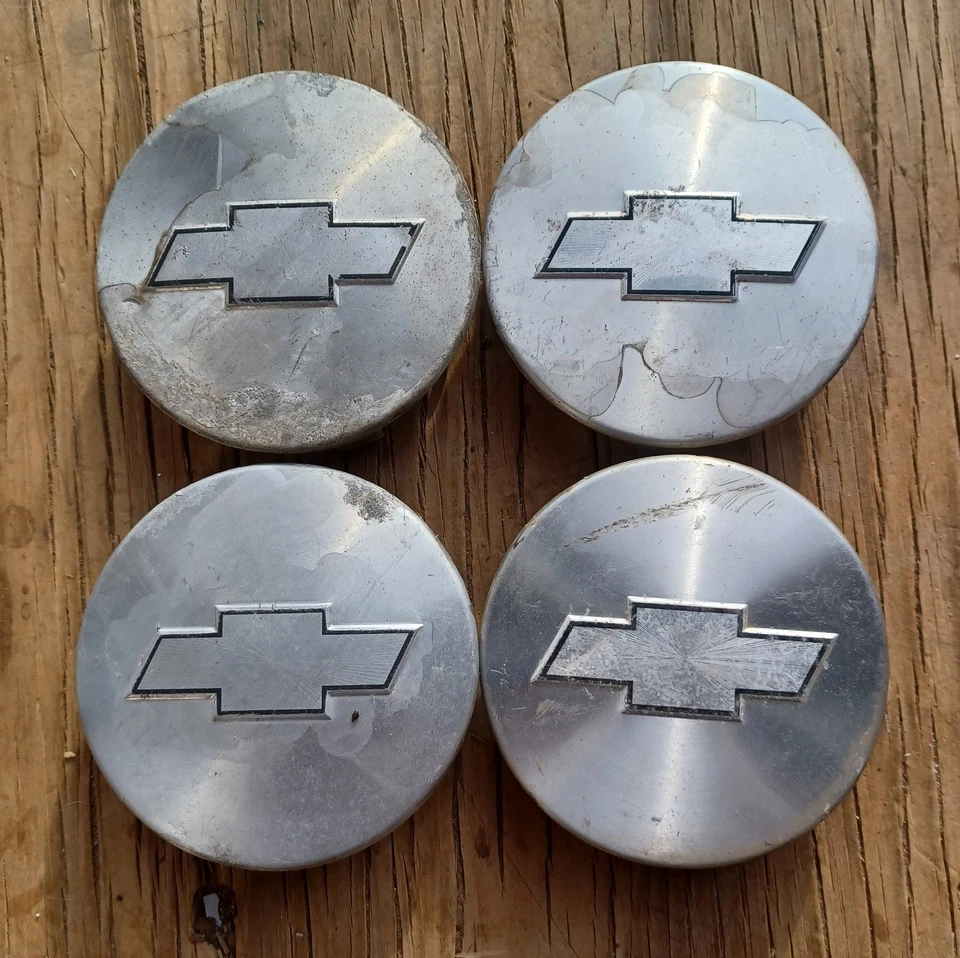 Комплект из 4 центральных колпаков Chevrolet Tahoe Suburban Avalanche 2001-2006 годов выпуска 15766002 - Изображение 1 из 3