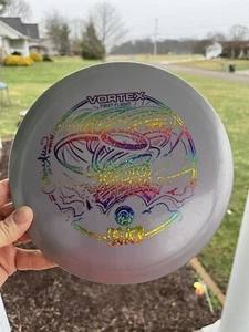 DGA CATRINA ALLEN FIRST FLIGHT VORTEX *scegliere peso/colore* Hyzer Farm disco golf - Foto 1 di 4