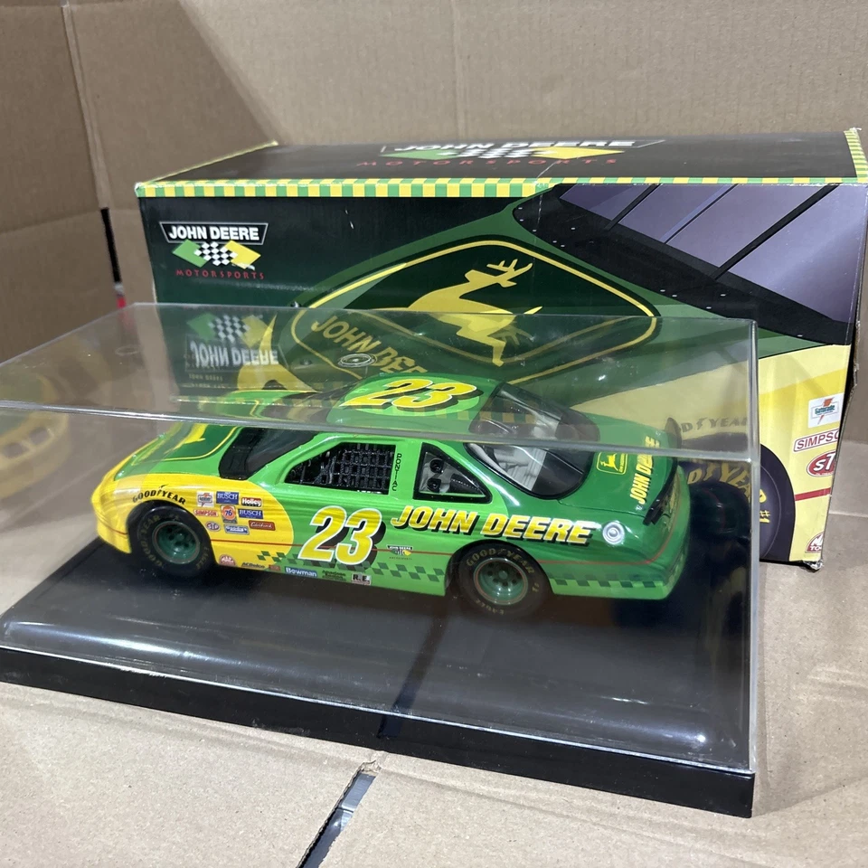 ERTL Precision Diecast John Deere Stock Car escala 1:18 Chad Little 23 NASCAR 96 Foto 1 de 4