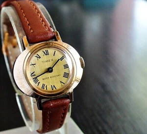 VINTAGE TIMEX 1980 ELEGANT OVAL DIAL MECHANICAL WIND UP WOMEN'S GOLDEN WATCH - Picture 1 of 7