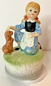 Vintage Figur kleines Mädchen mit Hund musikalisch rotierend spielt Spielkameraden getestet funktioniert - Bild 1 von 12