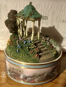 Thomas Kinkade Rifugio Divino Gazebo Dolce 2004 Music Box - Foto 1 di 6