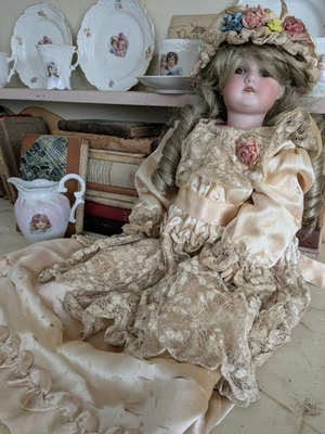 Antiguo vestido de encaje de seda roto del siglo XIX sombrero de 17" muñeca francesa alemana cinta Foto 1 de 4