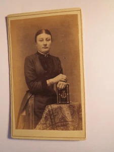 stehende Frau im Reifrock mit Fotoalbum in der Hand / CDV - Bild 1 von 1