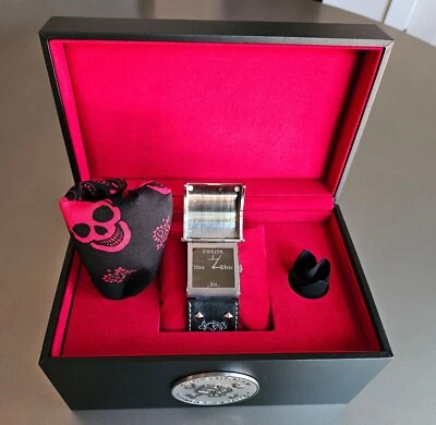 Corum Wunderkammer con caja, tela y cuadrado de bolsillo grande adicional; ¡malvado genial! Foto 1 de 4