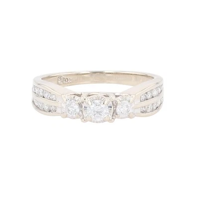 Anillo de compromiso de tres piedras de diamantes de corte redondo de 0,48 quilates de oro blanco de 10 k talla 7 Foto 1 de 4