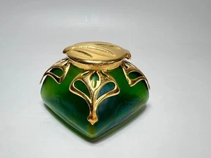 Tintero de vidrio verde iridiscente Art Nouveau Loetz marco de montaje de latón Ormolu - Imagen 1 de 10