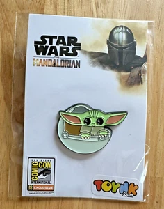Star Wars Baby Yoda GROGU Enamel Pin The Mandalorian SDCC Exclusive Toynk NEW - Picture 1 of 10
