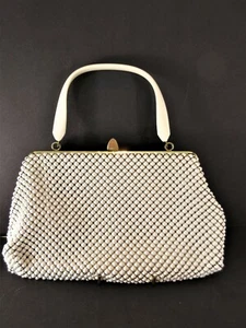 Borsa a mano vintage Whiting Davis in rete bianca con etichetta e manico in lucite - Foto 1 di 9