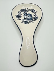 Anthropologie Molly Hatch Coniglietto Coniglio Cucchiaio Poggia Ceramica Blu e Bianca - Foto 1 di 9