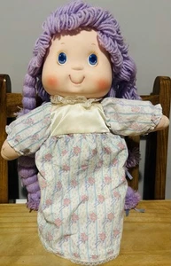RARA bambola AmToy Tuggabows 1986 vintage. Corpo in peluche, testa in vinile, capelli in lana viola - Foto 1 di 14