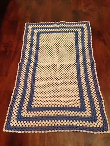 Mesa de ganchillo a mano de colección pieza central doily 25 X 15 3/4 de ancho - Imagen 1 de 6