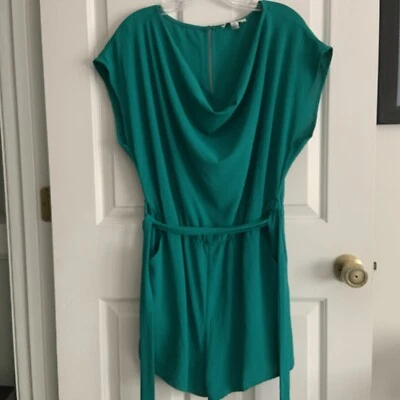 She + Sky Rich Verde Capucha Cuello Cinturón Mameluco Corto con Bolsillos Talla M Foto 1 de 4