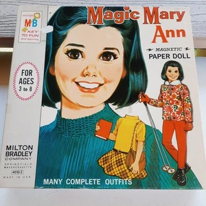 Magic Mary Ann - Magnetische Papierpuppe 15 Outfits & Box enthalten - Vintage MB 1966 - Bild 1 von 9