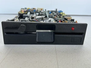 Unità floppy disk IBM Qume Qumetrak 142 5.25 ricondizionata modello T651362 non testata - Foto 1 di 10