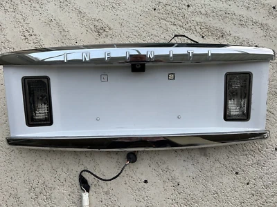 2004-2010 INFINITI QX56 W/CAMERA TAILGATE  BACKUP LICENSE PANEL WHITE GARNISH - Image 1 of 4