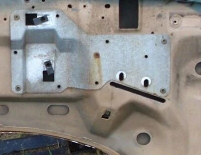 Ford F250/F350 Fender/Coolant Reservoir Bracket 1987-1991 Foto 1 de 3