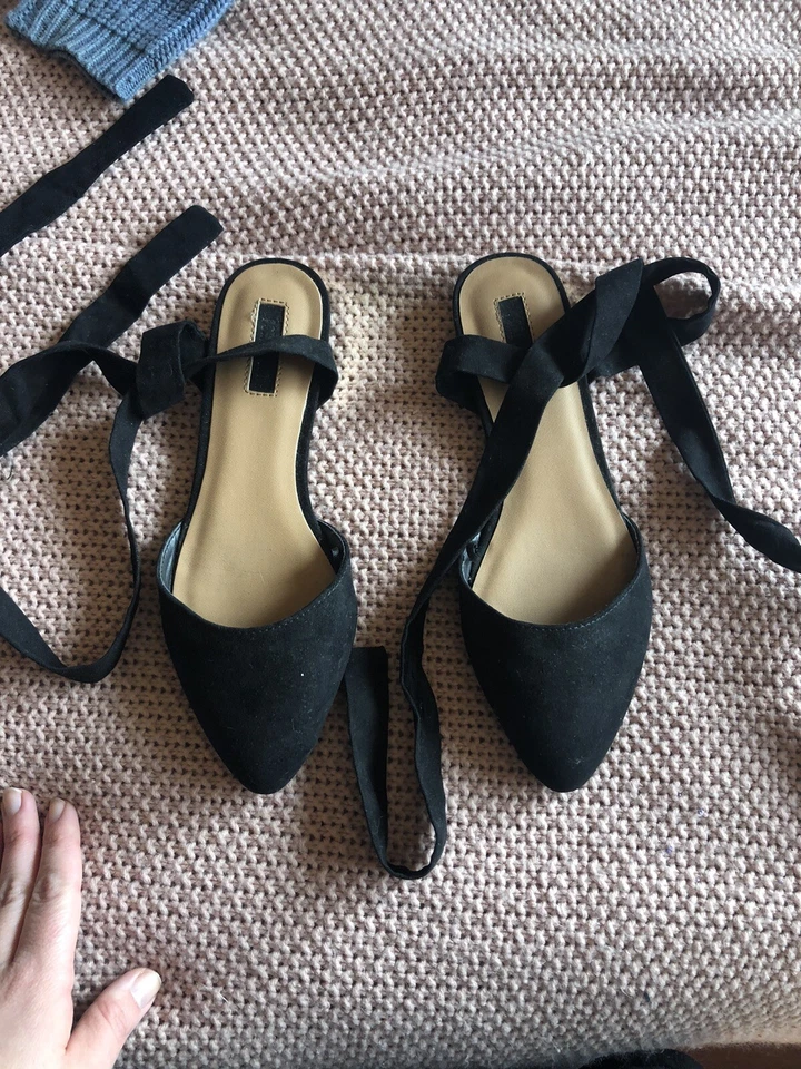 Forever 21 Talla 7 Negro Imitación Gamuza Punta Sin Espalda Correa Dorada  Foto 1 de 3