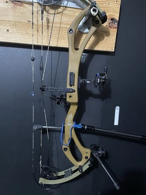 Usado PSE Mach 33 DS 25.5-31" 60-70lb mano derecha bronceado y verde Foto 1 de 4