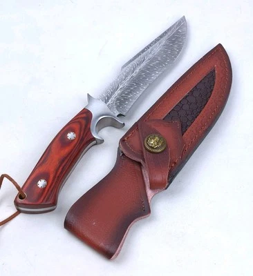 Cuchillo de caza de hoja de acero inoxidable grabado con láser de 5,5 pulgadas con funda de cuero PU Foto 1 de 4