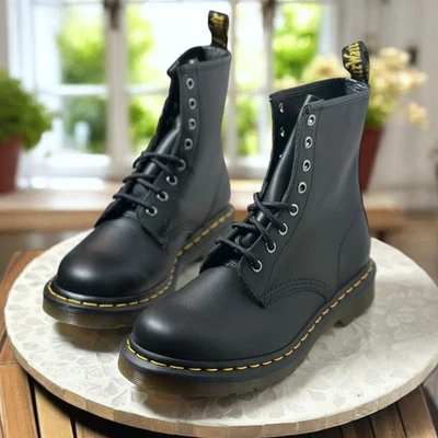 Botas clásicas con cordones Doc Martens 1460 8 ojos de cuero liso negras para mujer talla 8” Foto 1 de 4