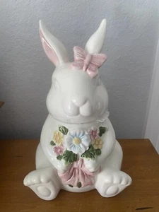 OSTERN FRÜHLING Keramik "HASE" HÄLT BLUMEN SCHMETTERLING KANISTER/KEKSDOSE NEU - Bild 1 von 7