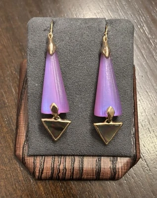 Висячие серьги-капли Alexis Bittar с люцитом фиолетовые радужные - Изображение 1 из 4
