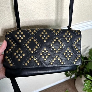Bandolera clutch Lucky Brand Kune de cuero con tachuelas llavero Nashville de latón negro - Imagen 1 de 7