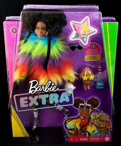 Barbie Extra Puppe #1 im pelzigen Regenbogenmantel mit Haustierpudel, Brünette Afro-Puffs - Bild 1 von 9