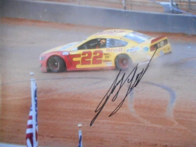 Foto 8x10 de Nascar firmada por Joey Logano 2021 #22 Bristol Dirt Track Victory Foto 1 de 3