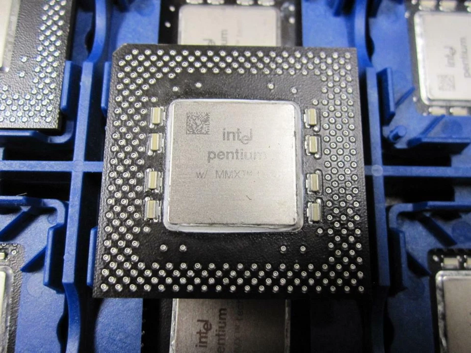 Intel Pentium MMX SY059 166mhz/66mhz FSB 2.8v Socket/socket 7 PC CPU Processor - Image 1 of 1