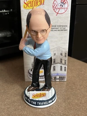 2024 NY Yankees George Costanza Traveling Secretary Seinfeld Bobblehead 7/5/24 Foto 1 de 3