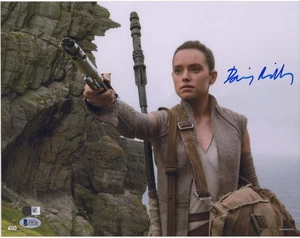 Foto sable de luz firmada por Daisy Ridley The Force Awakens 12" x 18" - BAS - Imagen 1 de 1