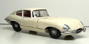 TRI-ANG SPOT-ON: JAGUAR XK'E' RARO DE COLECCIÓN ESCALA BLANCA 1:42 #217 1963 - Imagen 1 de 6