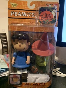 Muñeca Memory Lane Peanuts Charlie Brown It's The Great Pumpkin LUCY nueva 2003 - Imagen 1 de 4