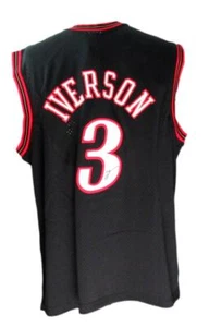 Camiseta deportiva autografiada de Mitchell & Ness de los 76ers JSA 181844 negra de Allen Iverson de la corte - Imagen 1 de 6