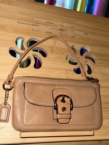 Coach Leder Handgelenktasche Clutch hellbraun Druckknopfleiste vorne Pattentasche - Bild 1 von 9