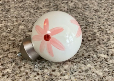 Pottery Barn Kids ~ Acabado de barra de cortina ~ Flor rosa ~ Cerámica Foto 1 de 2