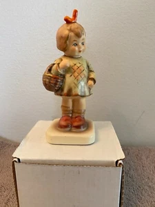 M.I. Hummel Club Goebel Made in W. Germany "Ich habe dir ein Geschenk mitgebracht" OHNE BOX 1987 - Bild 1 von 12