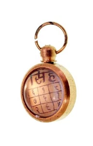 Ciondolo zodiaco Leone in ottone dorato con Singh Rashi Yantra in Ashtadhatu per unisex - Foto 1 di 2