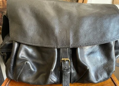 Magnífico bolso de hombro/viaje John Varvatos de cuero de becerro negro excelente Foto 1 de 4