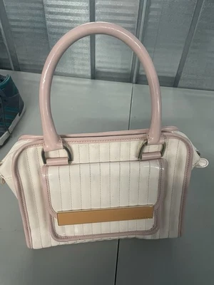 Bolso Ted Baker London de charol rosa nude y rubor Foto 1 de 2